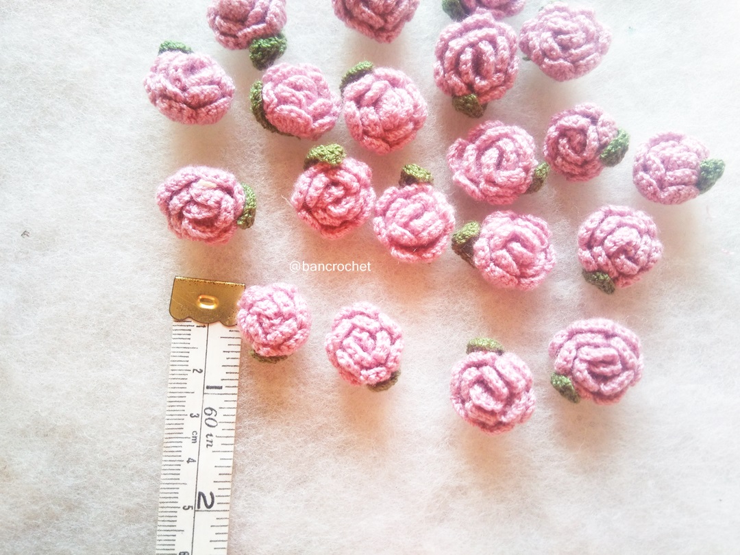 Bancrochet ดอกกุหลาบจิ๋วถักโครเชต์ crochet mini rose flowers สีม่วง 0.5 นิ้ว