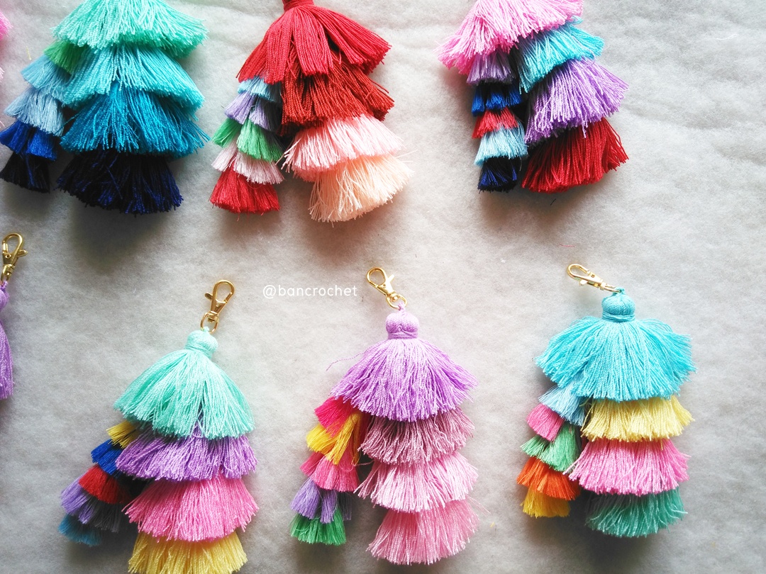Bancrochet พวงกุญแจพู่ห้อยกระเป๋า tassels pompoms keychains (เฉพาะขายส่ง อันละ 100 บาท สั่ง 12 ชิ้นขึ้นไป only wholesale) หลากสี 5.5-6นิ้ว