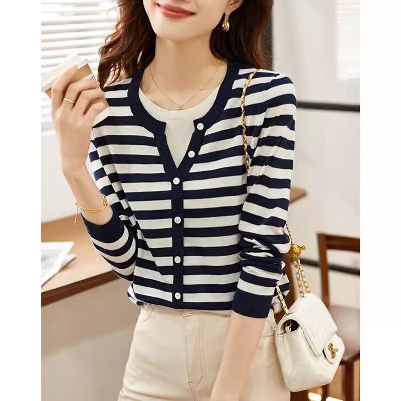 เสื้อเชิ้ตผู้หญิงแขนยาว เสื้อเชิ้ตผู้หญิงใส่ทํางาน 390 บาทต่อชิ้น ฟรีค่าจัดส่ง