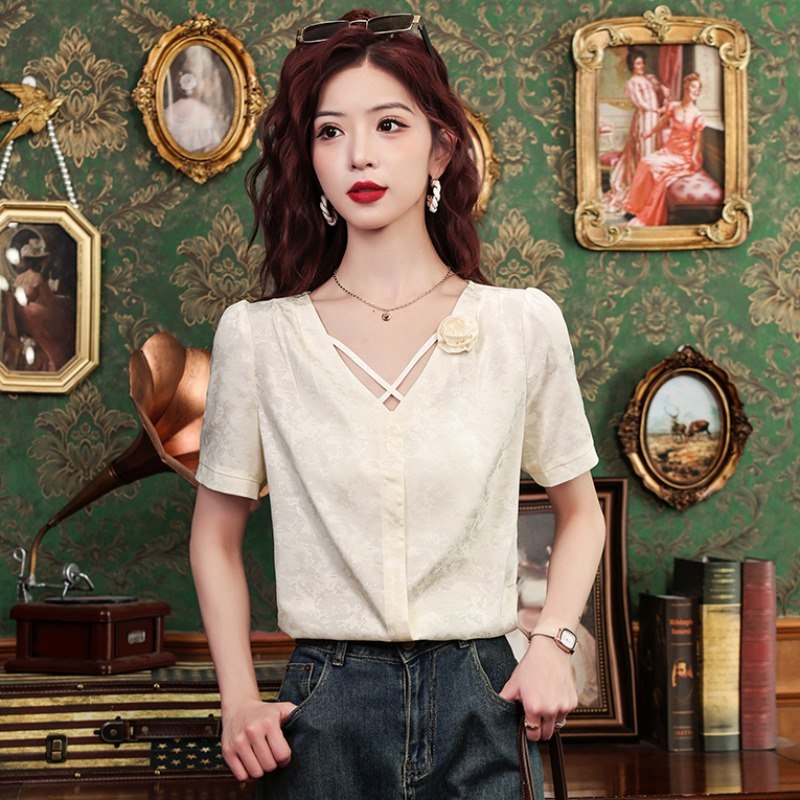 เสื้อเชิ้ตผู้หญิงใส่ทํางาน 390 บาทต่อชิ้น ฟรีค่าจัดส่ง