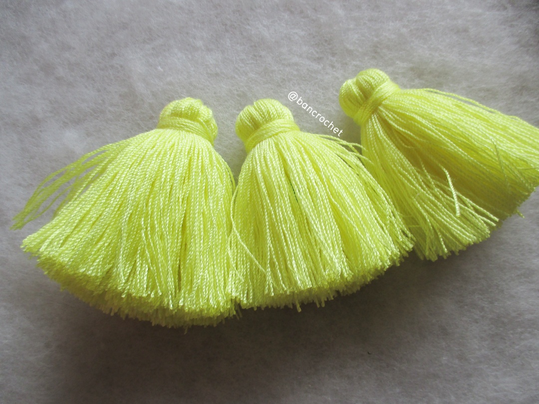 พู่แบบหนาฟู ขนาด 2 นิ้ว 4 ply tassel crochet acrylic yarn 4 ply เหลือง 2 นิ้ว