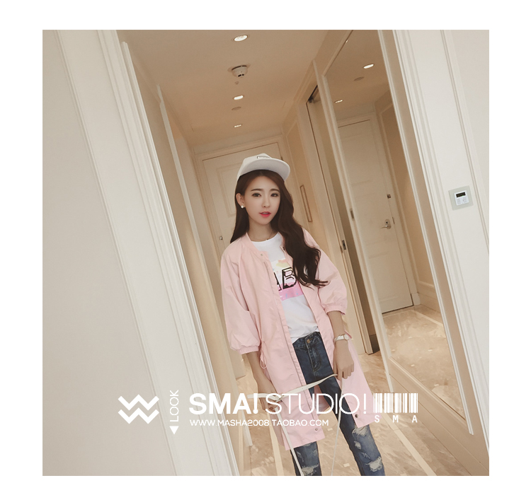 เสื้อคลุมสไตล์เกาหลี ทรงยาว ผ้าร่ม แต่งสกรีนลายด้านหลัง ดีเทลช่วงหลังเก๋ๆ พร้อมส่ง