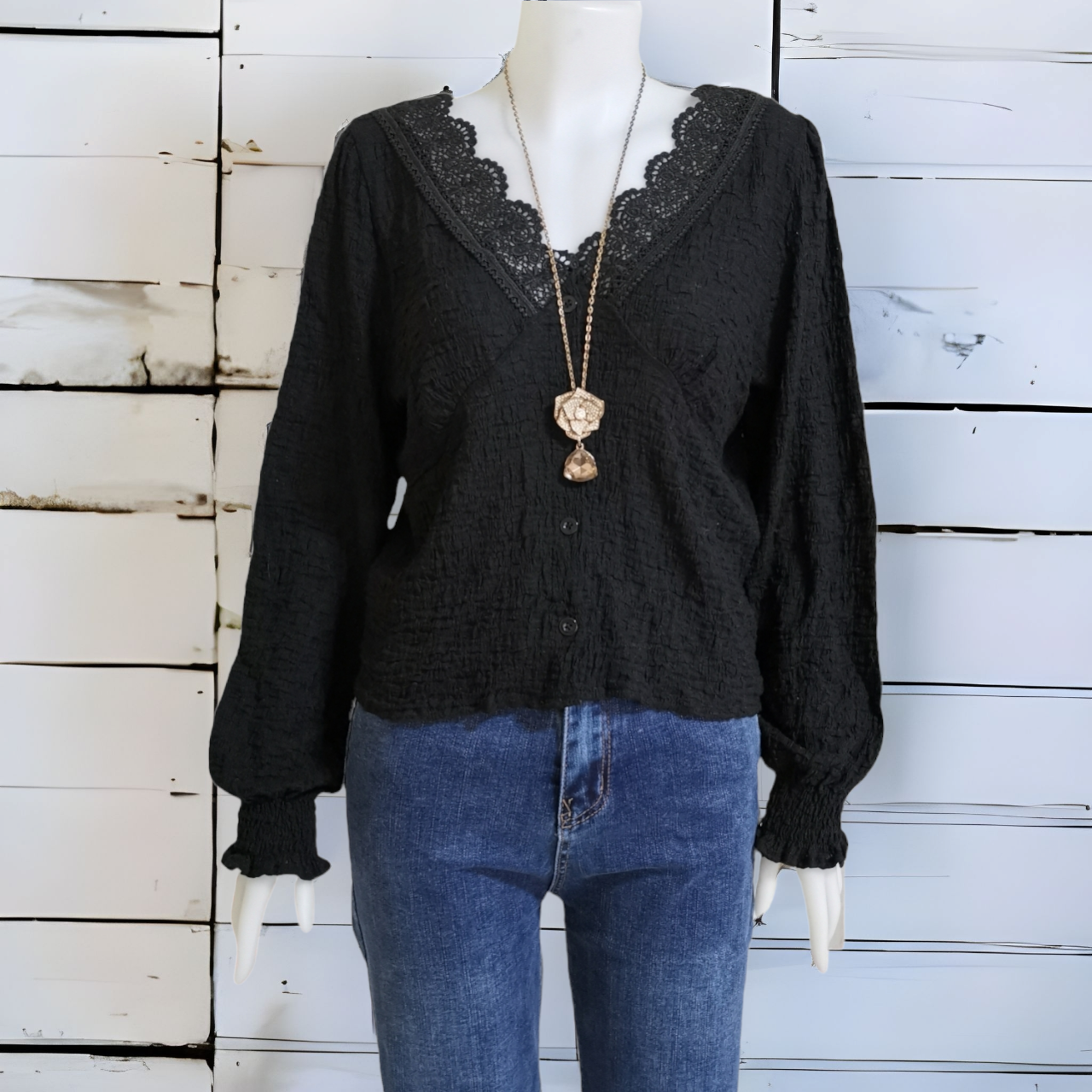Blouse4040 เสื้อแขนยาวคอวีแต่งลูกไม้สีดำ กระดุมผ่าหน้า ผ้าโพลีเนื้อดีมีความยืดหยุ่นใส่สบาย งานน่ารัก แมทช์กับขาสั้นหรือขายาวก็ดูดีไม่แพ้กัน