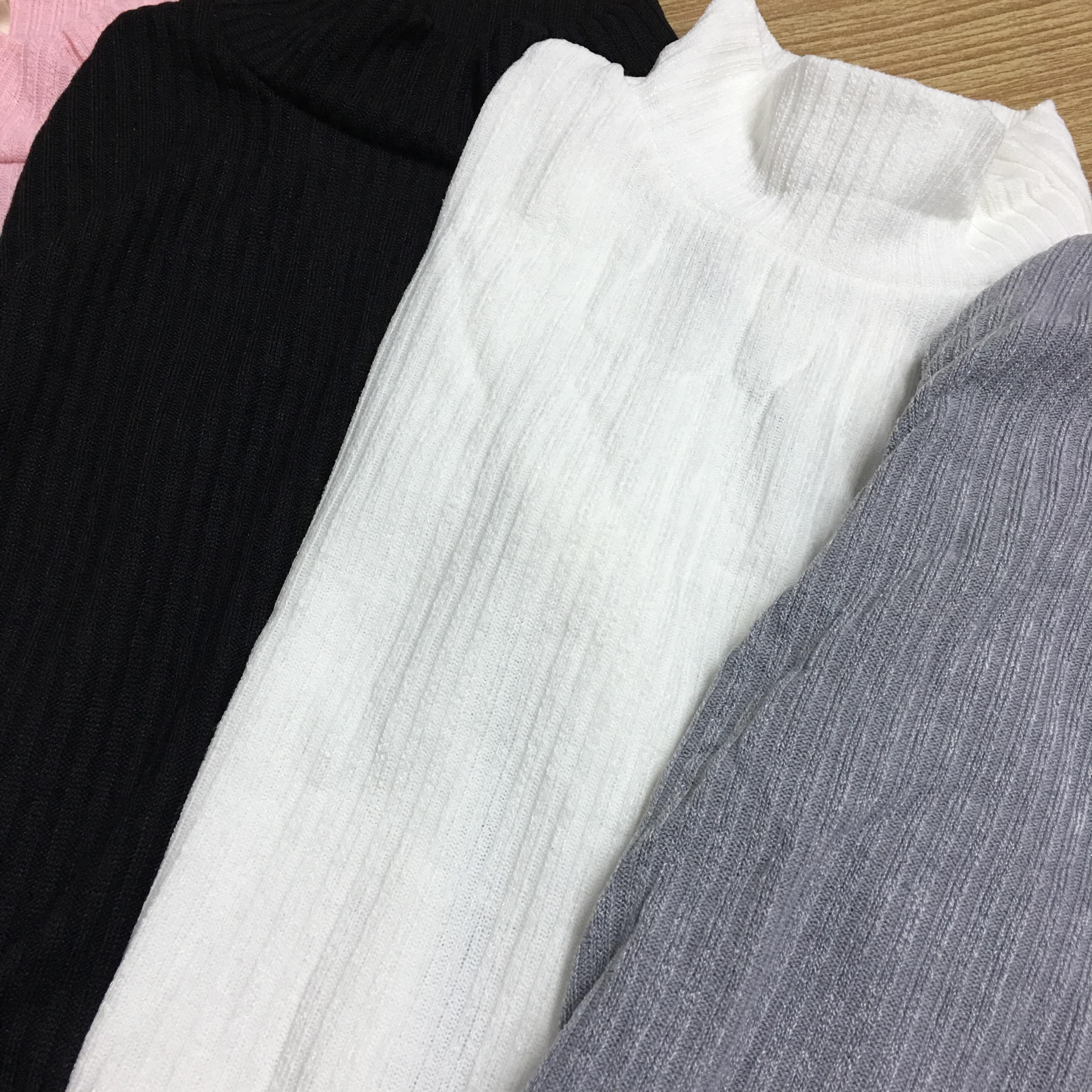 เสื้อแขนยาวขอตั้ง ผ้ามีลายในตัว ไม่หนา พร้อมส่ง เลือกสีที่พร้อมส่งด้านล่างเลยจ้า