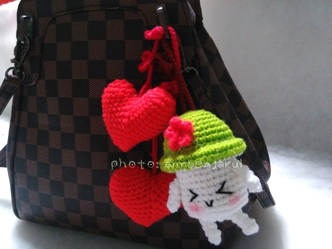 ที่ห้อยกระเป๋าเห็ดถักสีเขียวพร้อมห้อยหัวใจคู่