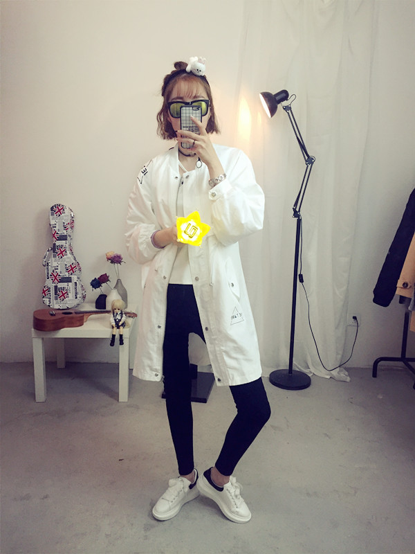 เสื้อคลุมสไตล์เกาหลี ทรงยาว ผ้าร่มเนื้อบางบุซับในช่วงอก แต่สกรีนลายจามจุดต่างๆ ดีเทลช่วงหลังเก๋ๆ พร้อมส่ง