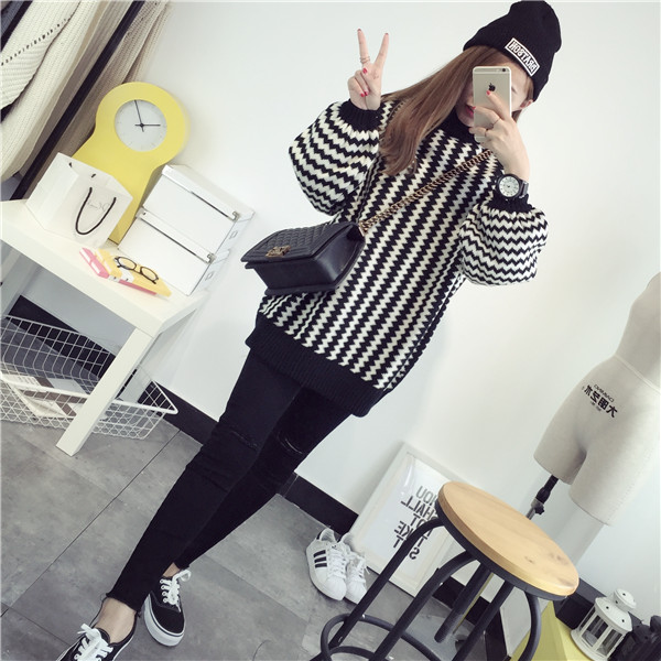 เสื้อไหมพรมคอปีน เนื้อดี ลายขาวดำเก๋ๆ ทรงสวย ไม่เหมือนใคร พร้อมส่งจ้า