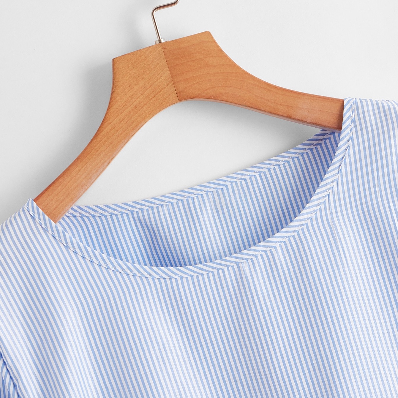Blouse4060 เสื้อแขนยาวลายริ้วสีฟ้าขาว ทรงหน้าสั้นหลังยาวชายระบาย ผ้าคอตตอนเกรดพรีเมียมเนื้อดีนุ่มใส่สบาย