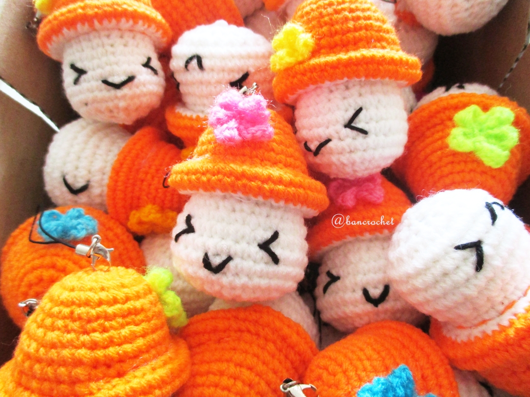 พวงกุญแจเห็ดถัก สีส้ม