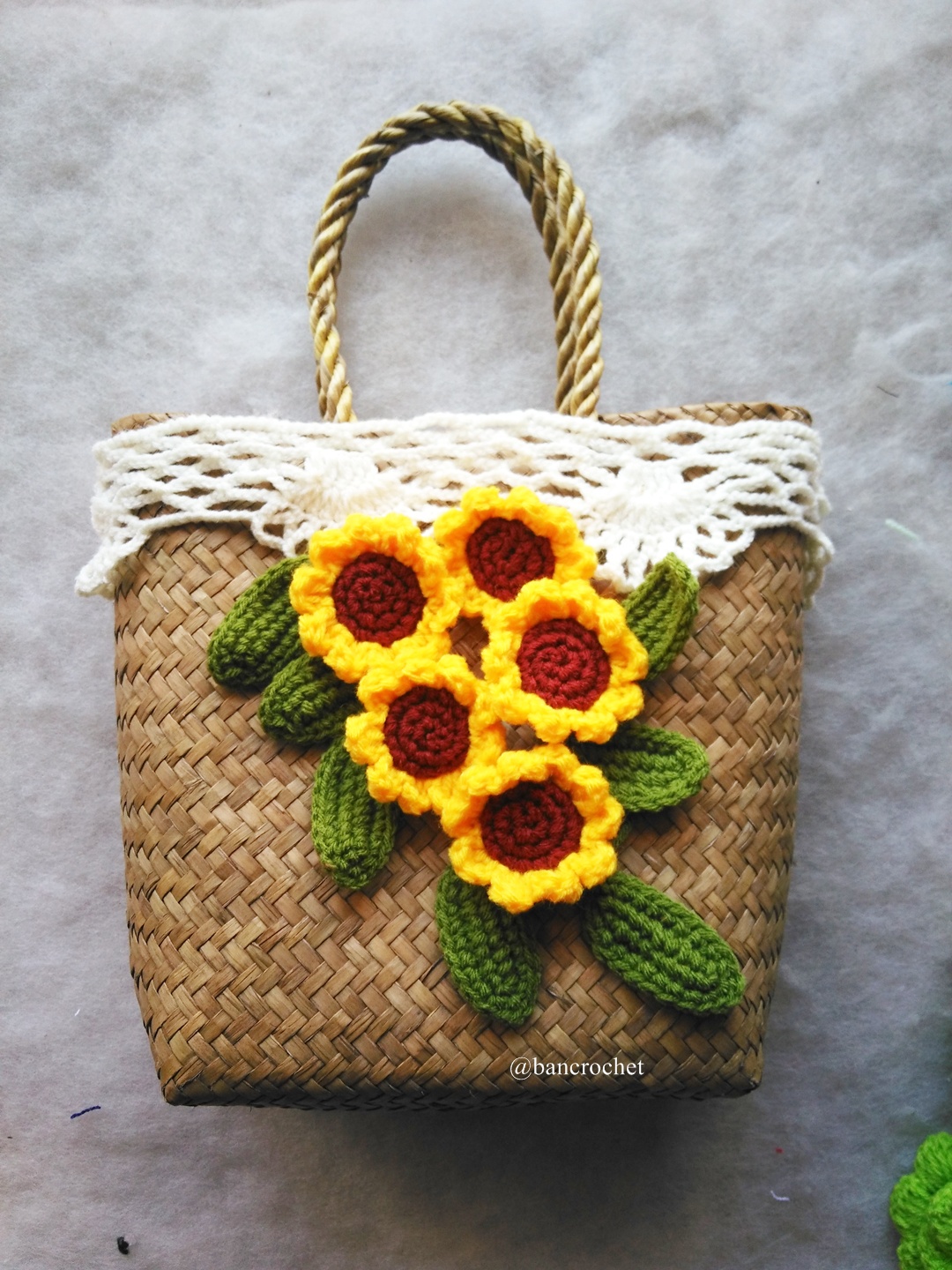 กระเป๋ากระจูดสาน ประดับดอกไม้ ขนาด 7*7*3.5*9.5 นิ้ว basket weave bags ธรรมชาติ 7*7*3.5*9.5 นิ้ว