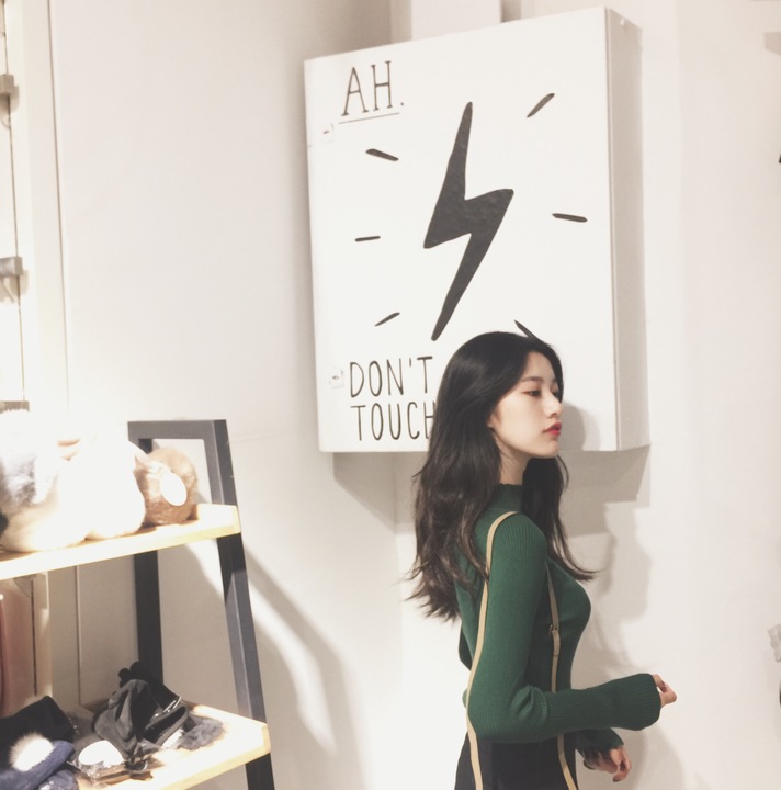 สีเขียว : เสื้อสเวตเตอร์ ไหมพรมคอตั้ง ลายทางในตัว ผ้ายืดได้เยอะ