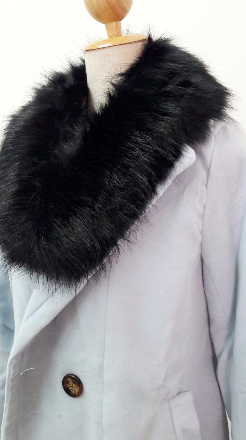 ขนเฟอร์ fur สีดำขนนุ่มลื่น ใช้ติดเสื้อหนาว หรือใช้พันคอเพิ่มความเก๋ มิกได้กับทุกชุด มาพร้อมกระดุมใส