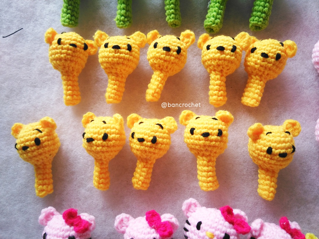 ที่ครอบหัวดินสอ ตุ๊กตาถักคละแบบ สั่ง 20 ชิ้นขึ้นไป pencil cover (ราคาส่ง only wholesale) หลากสี 2 นิ้ว