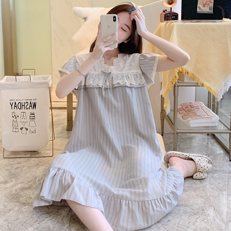 ชุดนอนผู้หญิง
