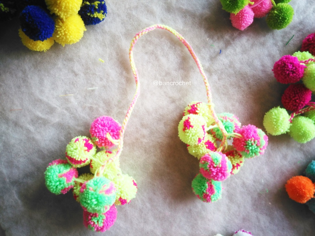 Bancrochet พวงกุญแจห้อยกระเป๋าปอมปอม Pompoms keychains สีคละสี 10-12 นิ้ว รวมสาย