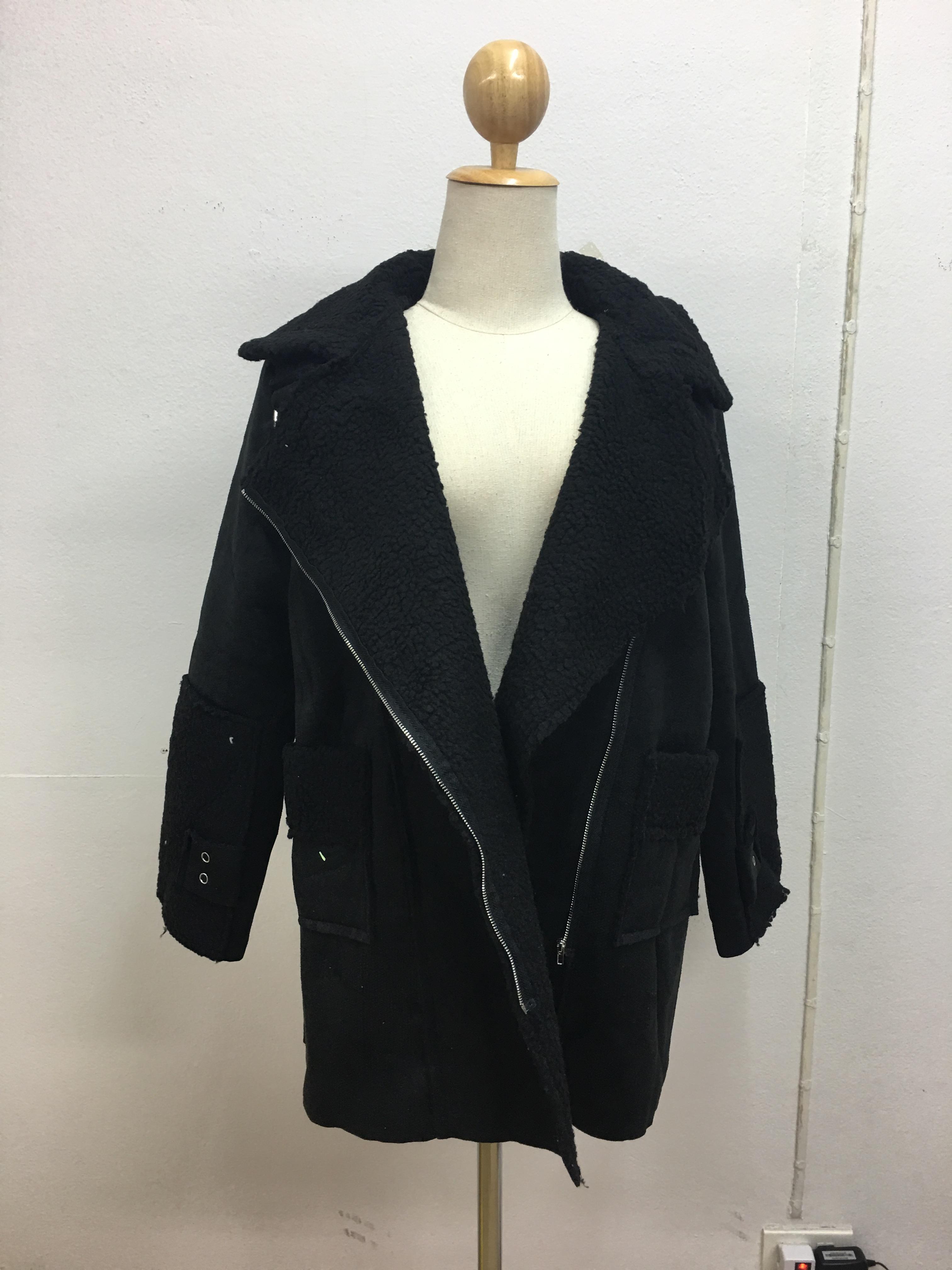 เสื้อกันหนาว สีดำ เนื้อผ้าคล้ายๆหนังกลับ+กำมะหยี่ แต่งขนแกะด้านใน ดูดี อุ่นนนน แบบเก๋สุดๆ พร้อมส่งเลยจ้า งานตามแบบ