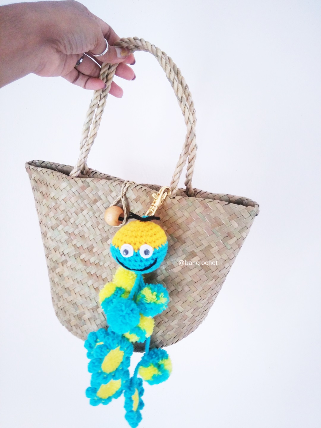 Bancrochet กระเป๋าสานกระจูดห้อยพวงกุญแจ grajood basket weave bags คละสี 7*10*7*12 นิ้ว