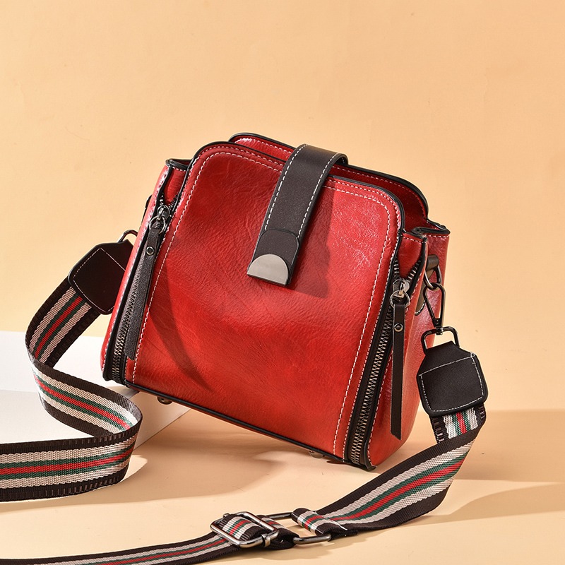 กระเป๋าสะพายข้างผู้หญิง กระเป๋าแฟชั่น By AKAF