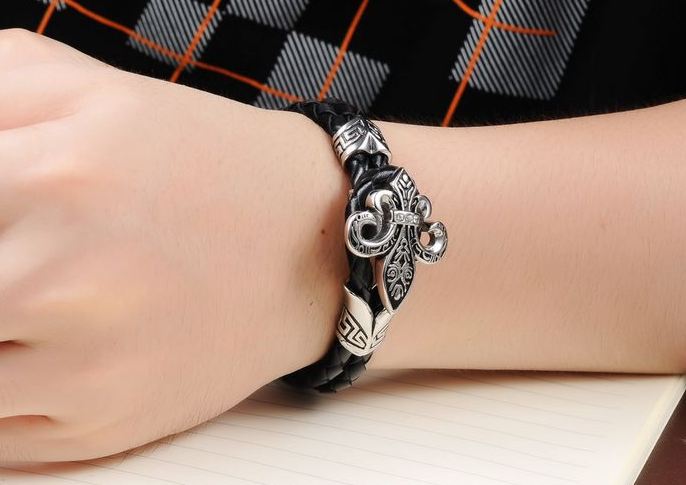 สร้อยข้อมือผู้ชาย กำไลข้อมือชาย หนังแท้สีดำ ดีไซน์ รูปดาบ สีเงินทำจาก แสตนเลสแท้ ไม่ลอก ไม่ดำ ฝังเพชร Cz ตรงกลาง สวยหรู 94603