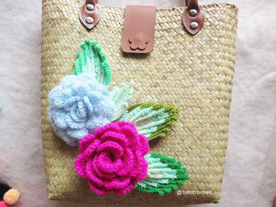 bancrochet กระเป๋ากระจูดสาน ประดับดอกไม้ ขนาด 12*4*18 นิ้ว basket weave bags ธรรมชาติ 12*4*18 นิ้ว