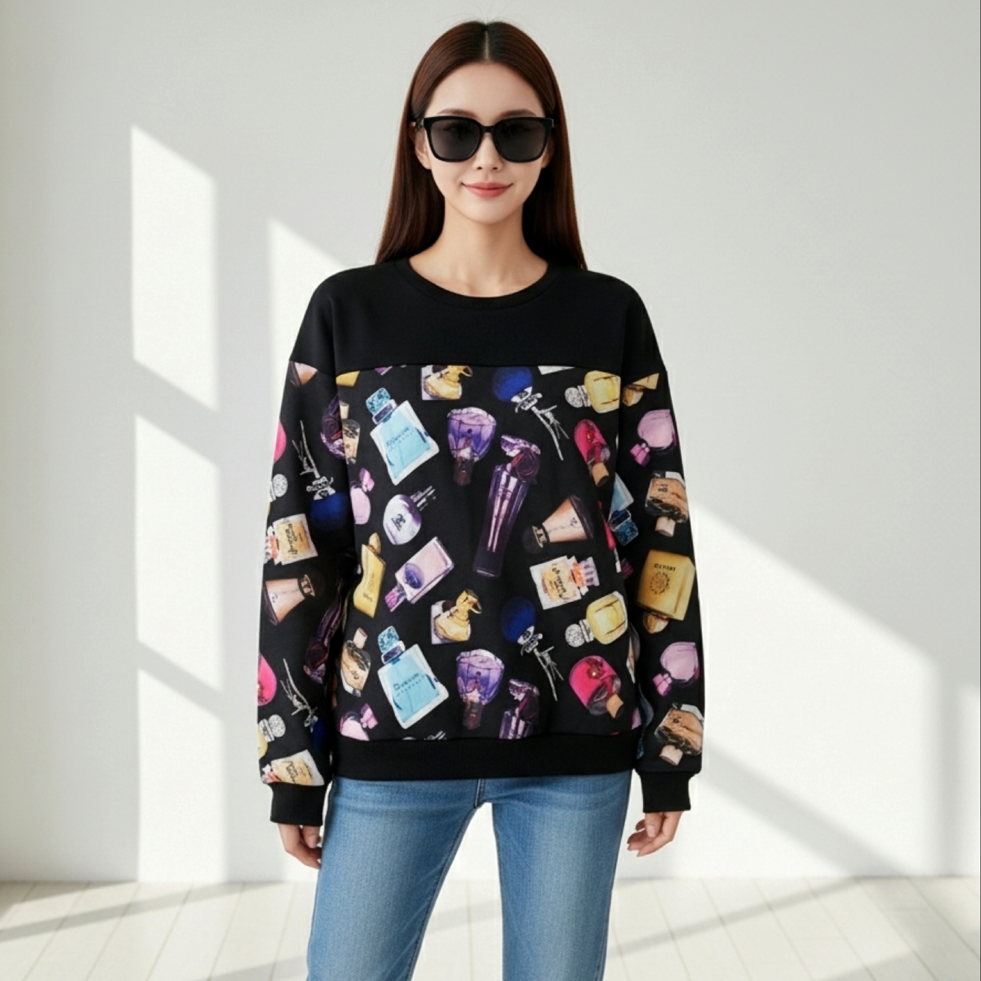 🖤 Blouse3808 เสื้อสเวตเตอร์แขนยาวผ้าโพลีเอสเตอร์กำมะหยี่ ลายกราฟฟิคขวดน้ำหอมโทนสีดำ หนานุ่มดูหรูแมทช์ง่าย ให้ลุคเรียบเท่แต่ยังละมุนอบอุ่นในวันสบาย ๆ
