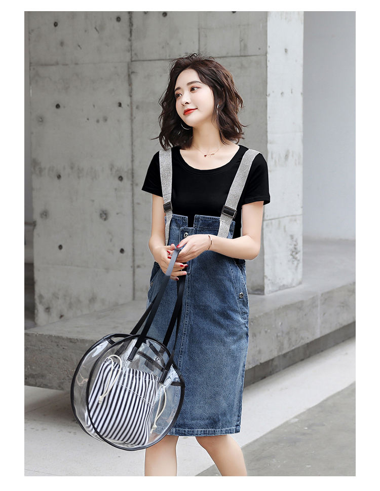 Dress4580 ชุดเอี๊ยมกระโปรงยีนส์สายบ่าแต่งเพชร มีกระเป๋าข้างและหลัง แต่งกระดุมหน้า ผ้ายีนส์แท้เนื้อดีนุ่มใส่สบาย งานดีดีเทลเก๋ๆ ใส่ได้ทุก Season แมทช์กับเสื้อทรงไหนก็น่ารัก รุ่นนี้มีติดตู้ไว้ใส่ได้เรื่อยๆ (ไม่รวมเสื้อตัวในจ้า)