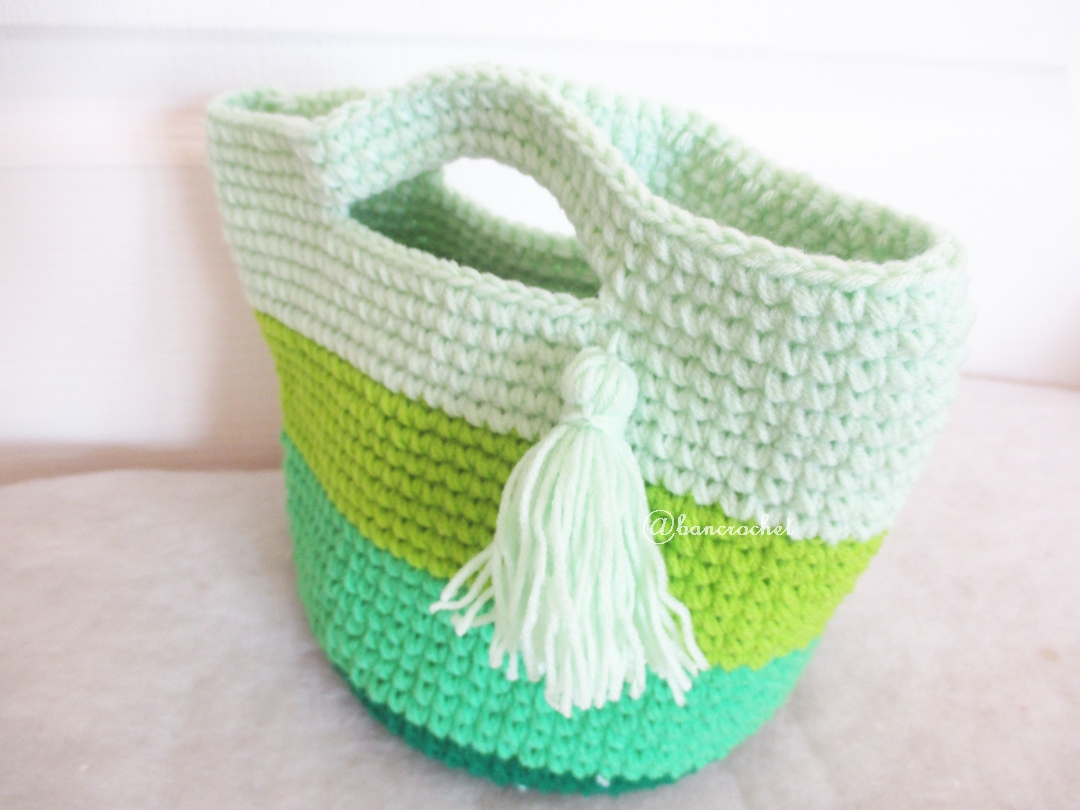 กระเป๋าถักไหมพรมสีเขียวสลับสี handbag crochet handmade