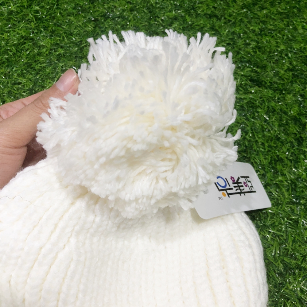 หมวกไหมเนื้อนุ่ม แต่งพู่ไหมพรมฟูที่ปลายหมวก แต่งไฟกระพริบหลากสี (เอาออกได้) ด้านในบุขนอุ่น พร้อมส่ง ขาว