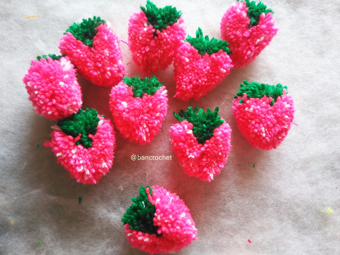 Bancrochet ปอมปอมสตรอเบอรี่ Pompoms strawberry สีชมพูอมส้ม 2 นิ้ว