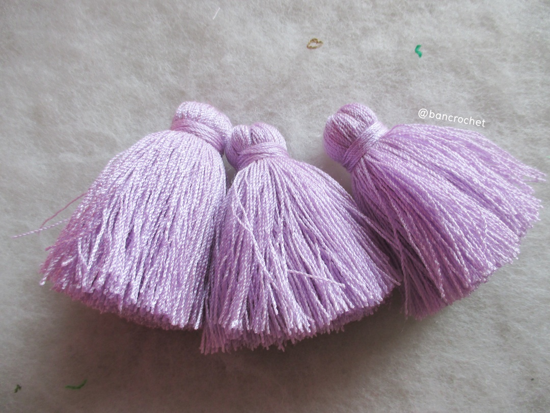 พู่แบบหนาฟู ขนาด 2 นิ้ว 4 ply tassel crochet acrylic yarn 4 ply ม่วงอ่อน 2 นิ้ว