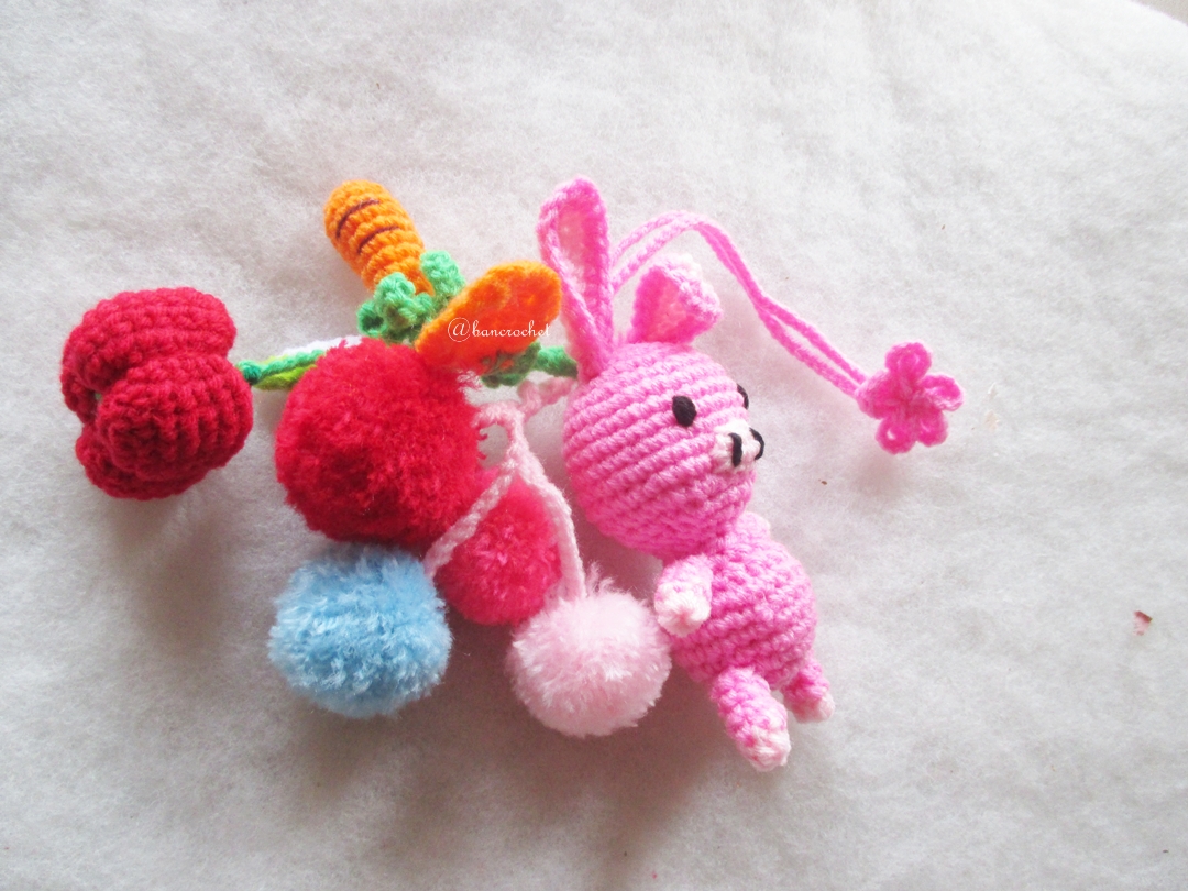 หมูกระต่ายถักไหมพรมติดพู่ปอมปอมห้อยผลไม้ถัก Pompom tassel crochet