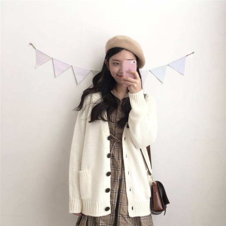 เสื้อคลุมไหมพรมถักทรงสวย เนื้อนิ่มยืดได้เยอะ ทรงน่ารักงานดี พร้อมส่งเลยจ้า ขาวครีม