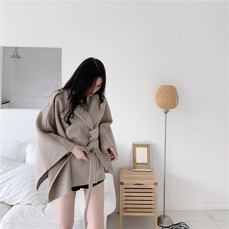 เสื้อโค้ทกันหนาว ทรงสวย แบบเก๋ผู้ดีมากๆ ผ้าวูล พร้อมสายผูกเอว เพิ่มความเก๋ สีครีม