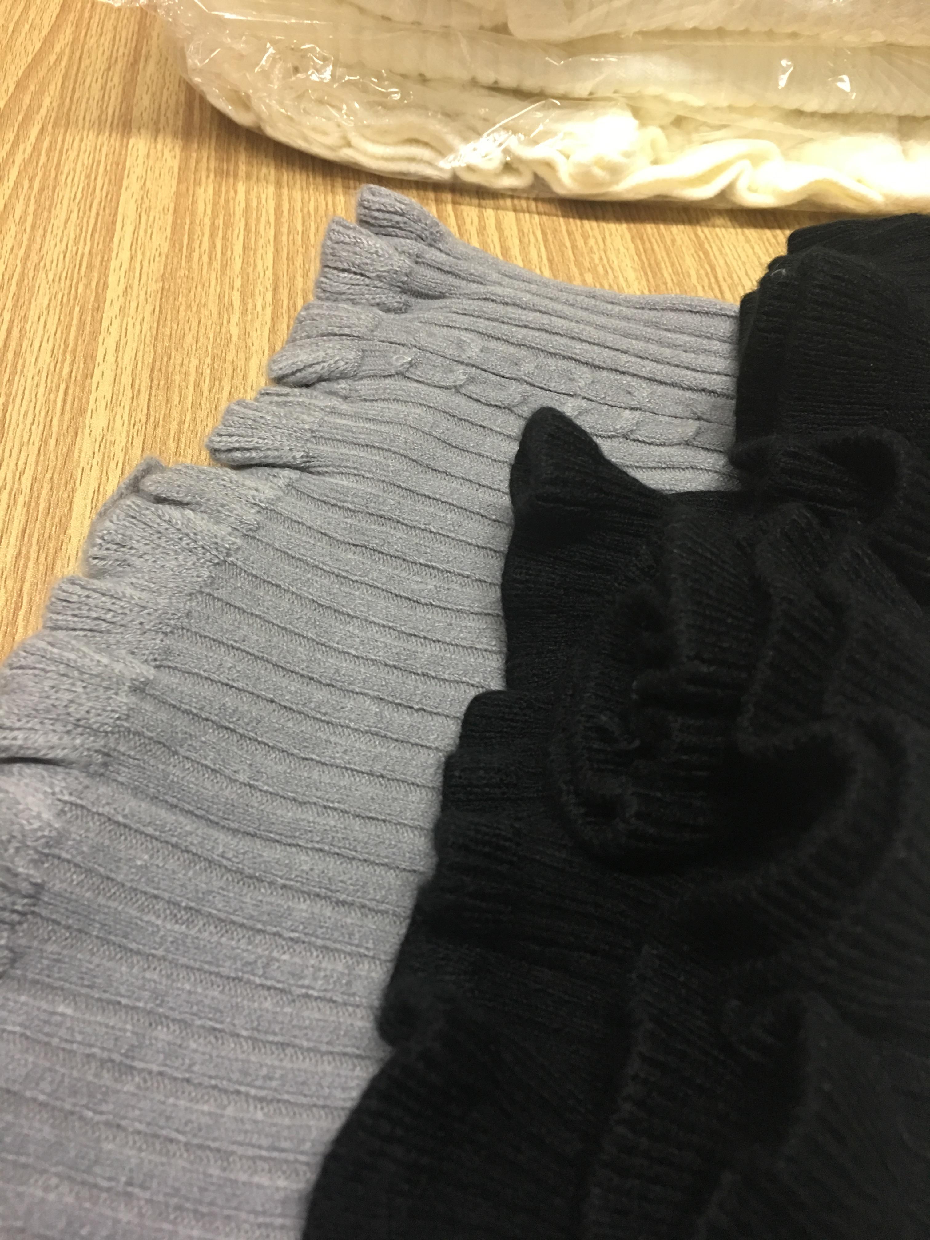 เสื้อไหมพรมคอเต่า ผ้านุ่มมากกกก แต่งช่วงปลายคอ แขน ชายเสื้อ ผ้าร่องมี texture ในตัว งานดี ยืดได้เยอะ เลือกสีที่พร้อมส่งด้านล่างเลยจ้า