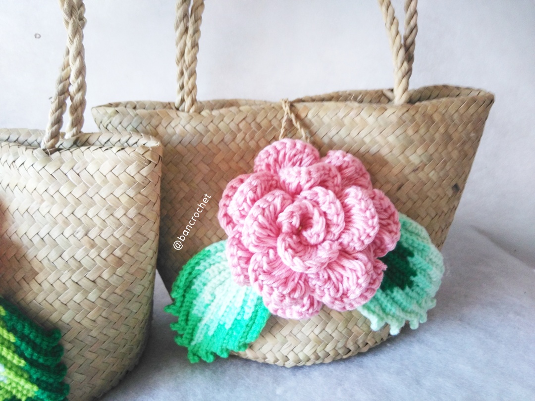 กระเป๋ากระจูดสาน ประดับกุหลาบสีชมพูโอรส ขนาด 7*7 นิ้ว basket weave bags ธรรมชาติ