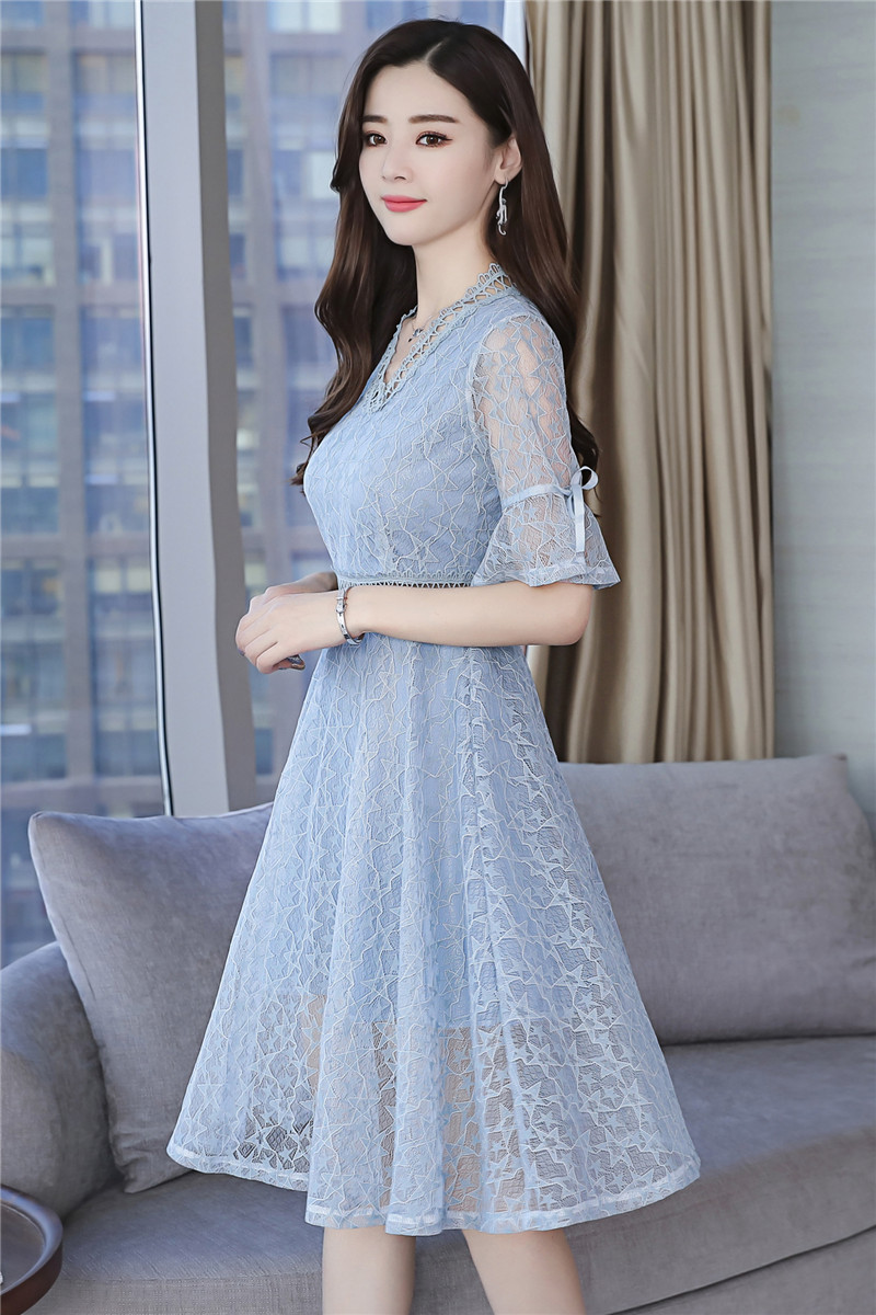 Dress4569 เดรสยาวลูกไม้แขนสามส่วนระบายผูกโบว์ คอและช่วงเอวแต่งลูกไม้ฉลุ ซิปหลัง มีซับในอย่างดี ทรงคอวีใส่แล้วดูผอมเพรียว งานดีทรงดีสวยหวานละมุน ใส่ทำงาน/ใส่ออกงานได้ มี 2 สี ฟ้า, ชมพู
