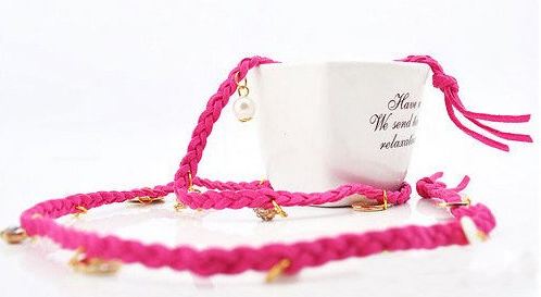 สร้อยข้อมือหนังถัก แฟชั่น แบบเดียวกับ วิคตอเรียใส่ สีชมพูเข้ม