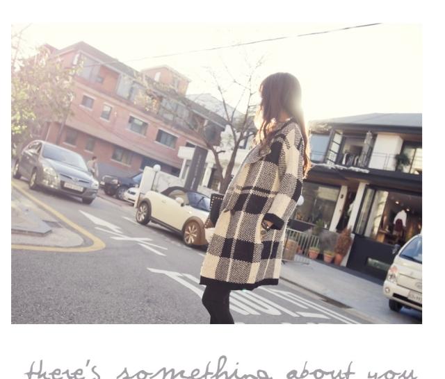 เสื้อกันหนาว ผ้าทอลายตาราง ตัวโคล่ง ทรงสวย สีครีมดำ งานดีสวยเหมือนแบบ พร้อมส่งเลยจ้า ครีมดำ