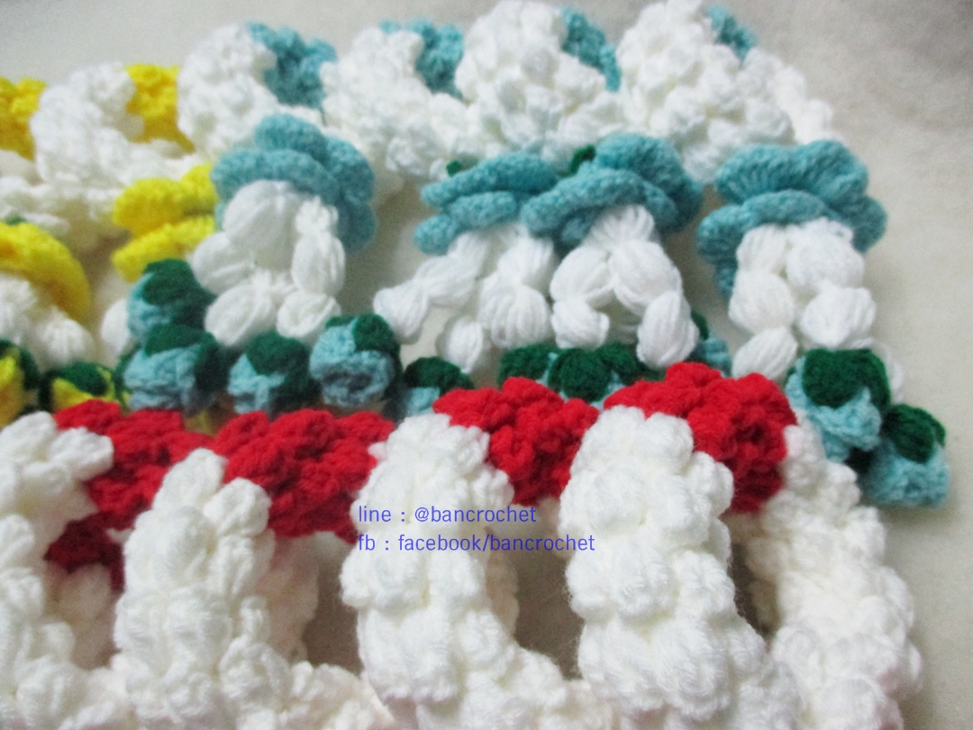 พวงมาลัยถักสีฟ้า