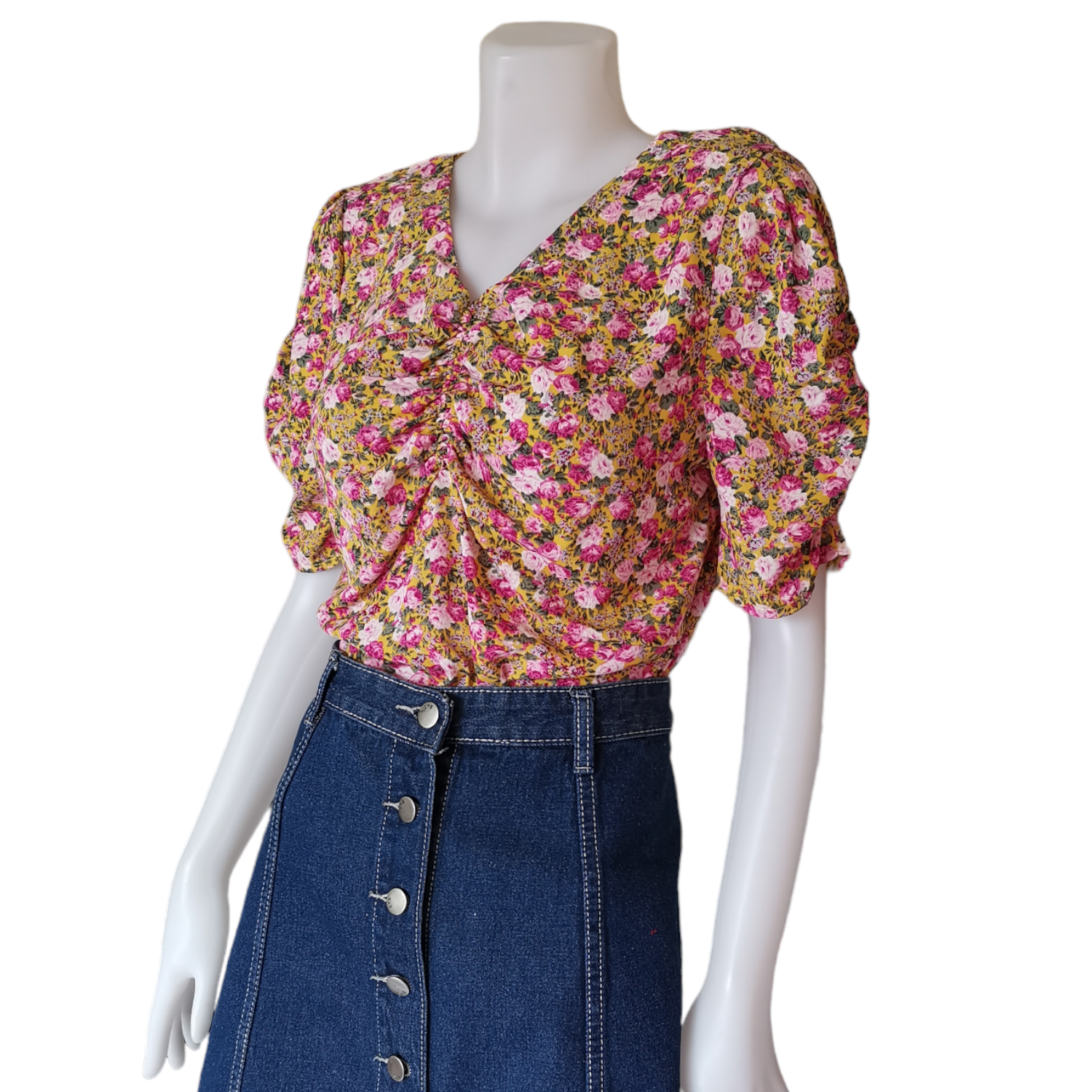 Blouse4056 เสื้อชีฟองลายดอกไม้ชมพูพื้นสีเหลือง แต่งสม็อคกลางอกดูมีทรง ผ้าชีฟองเกรดพรีเมียมเนื้อดีมีน้ำหนักนุ่มใส่สบาย