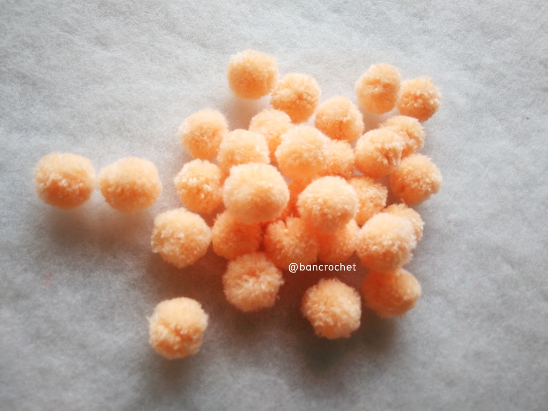 ปอมปอมไหมพรม ขนาด 2.5-3 ซม pom poms crochet ส้มอ่อน 2.5-3ซม.