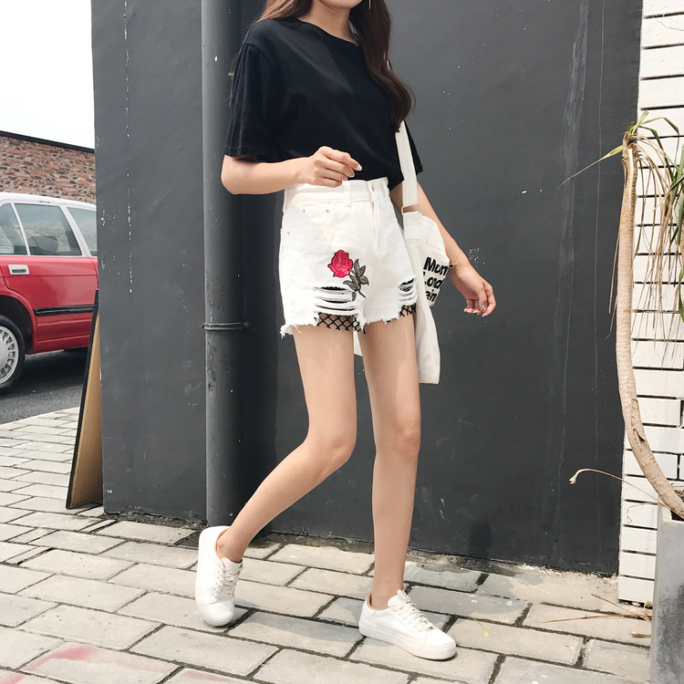 กางเกงยีนส์ขาสั้น สีขาว ปักลายดอกกุหลาบ แต่งชายกางเกงขาดเห็นต่าขายสีดำด้านใน ขาว
