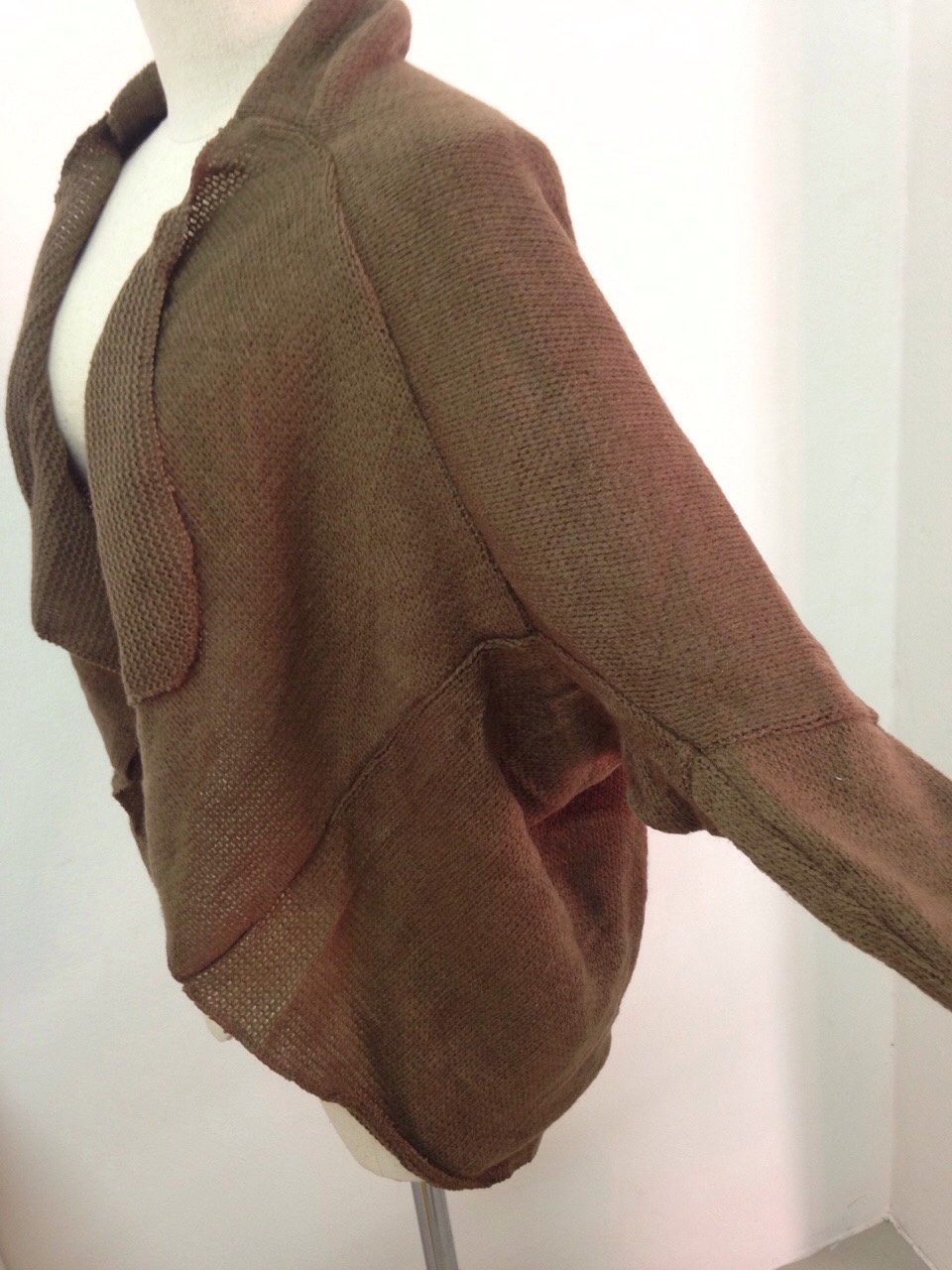 เสื้อคลุมไหมพรมเส้นเล็ก เนื้อนิ่ม ผ้าไม่หนา เบา เหมาะสำหรับอากาศบ้านเราค่ะ ทรงเก๋มากค่ะ พร้อมส่ง