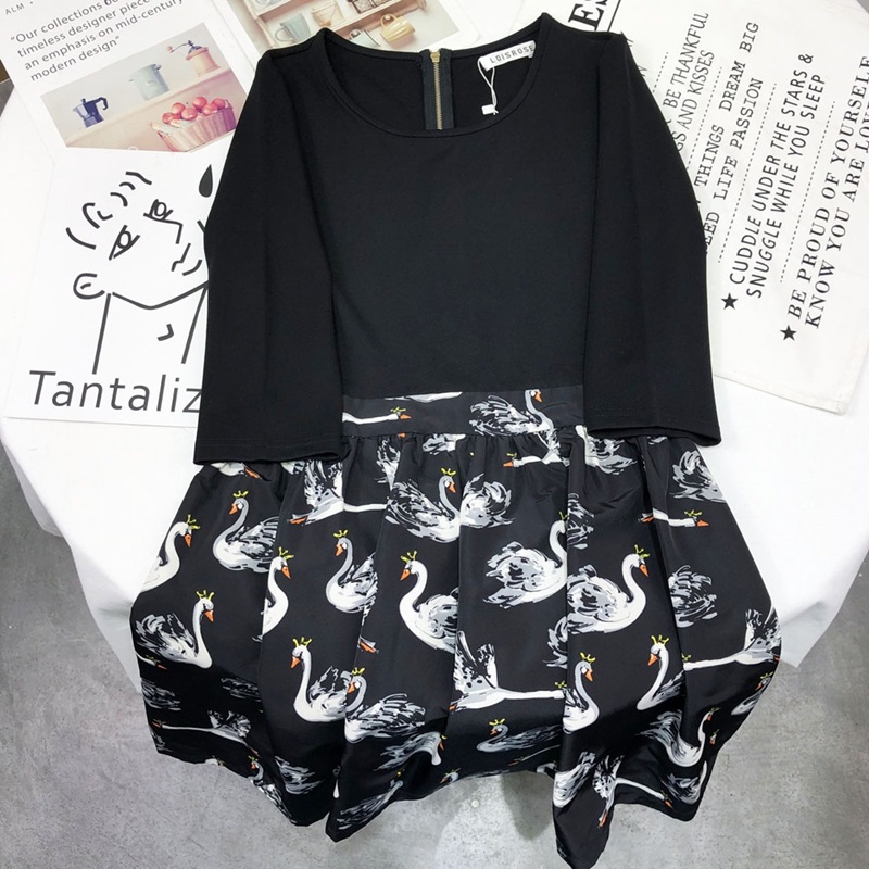 Dress4660 เดรสแขนยาวสีดำตัดต่อกระโปรงลายหงส์ ผ้าคอตตอนสแปนเด็กซ์ต่อผ้าซาตินซิลค์เนื้อดี (ไม่มีเข็มขัดนะคะ)