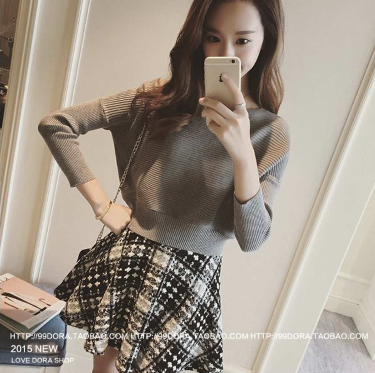 เสื้อแขนยาว ทรงสั้น คอปาด มีลายในตัว ผ้าไม่หนามากทิ้งตัว พร้อมส่ง