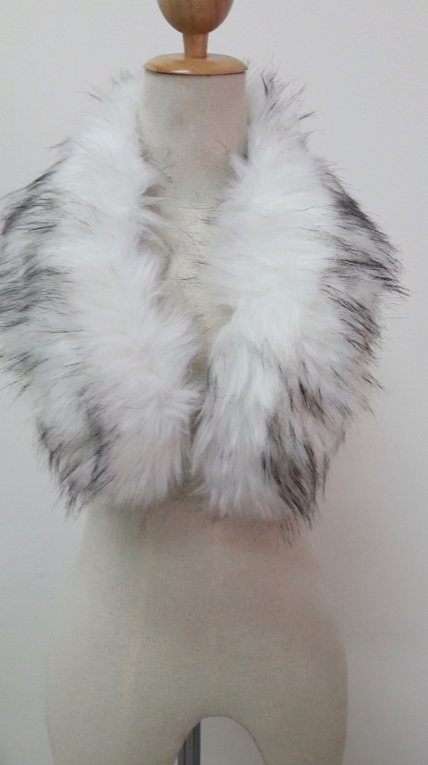ขนเฟอร์ fur สีขาวแซมดำ ขนฟู ใช้ติดเสื้อหนาว หรือใช้พันคอเพิ่มความเก๋ มิกได้กับทุกชุด มาพร้อมกระดุมใส