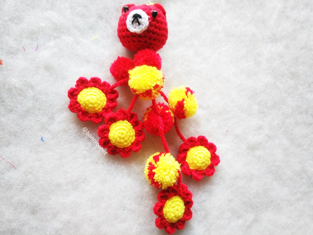 Bancrochet พวงกุญแจห้อยกระเป๋าหมีน้อยสีแดง red bear sunflowers keychains สีแดง 10 นิ้ว