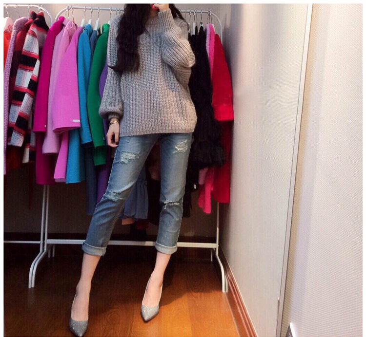 Sweater เสื้อไหมพรมถัก มีประกายวิ้งๆ ในตัว สีเทา ใส่ตัวเดี๋ยวได้เลยเก๋ๆ ยืดได้เยอะ น่ารักมากจ้าา สีเทา