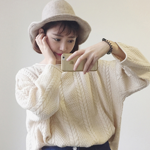 เสื้อไหมพรมตัวโคล่ง สีครีม ไหมพรมทอลายเนื้อนิ่ม ไม่หนามาก ยืดได้เยอะ ใครชอบแนวน่ารักๆตัวนี้เลยจ้า
