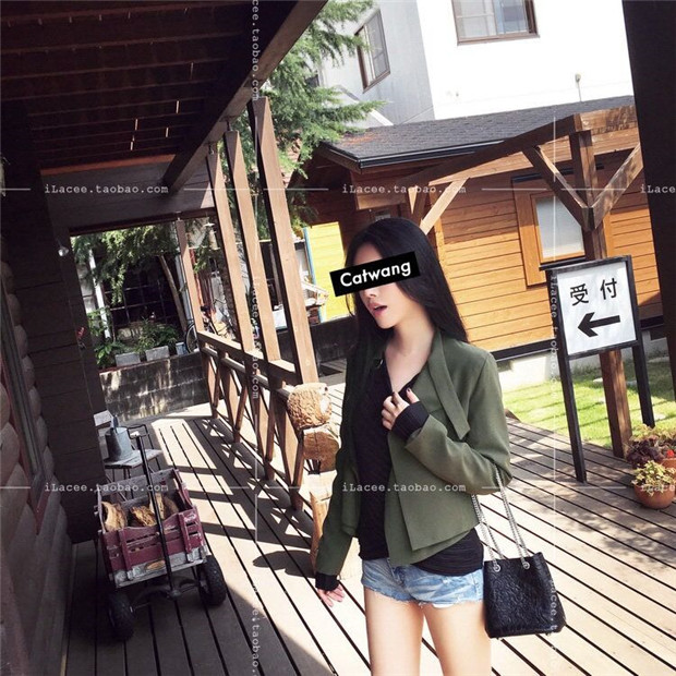 เสื้อคลุมตัวสั้น แต่งปก 2 ชั้น ทรงสวย สีเขียวทหาร ผ้าเนื้อดี ทิ้งตัว ไม่หนามาก ใส่คลุมกำลังดี เท่ๆ สีเขียวทหาร